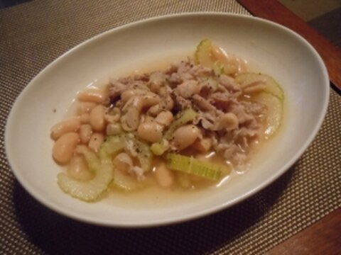 白いんげん豆と豚肉のスープ